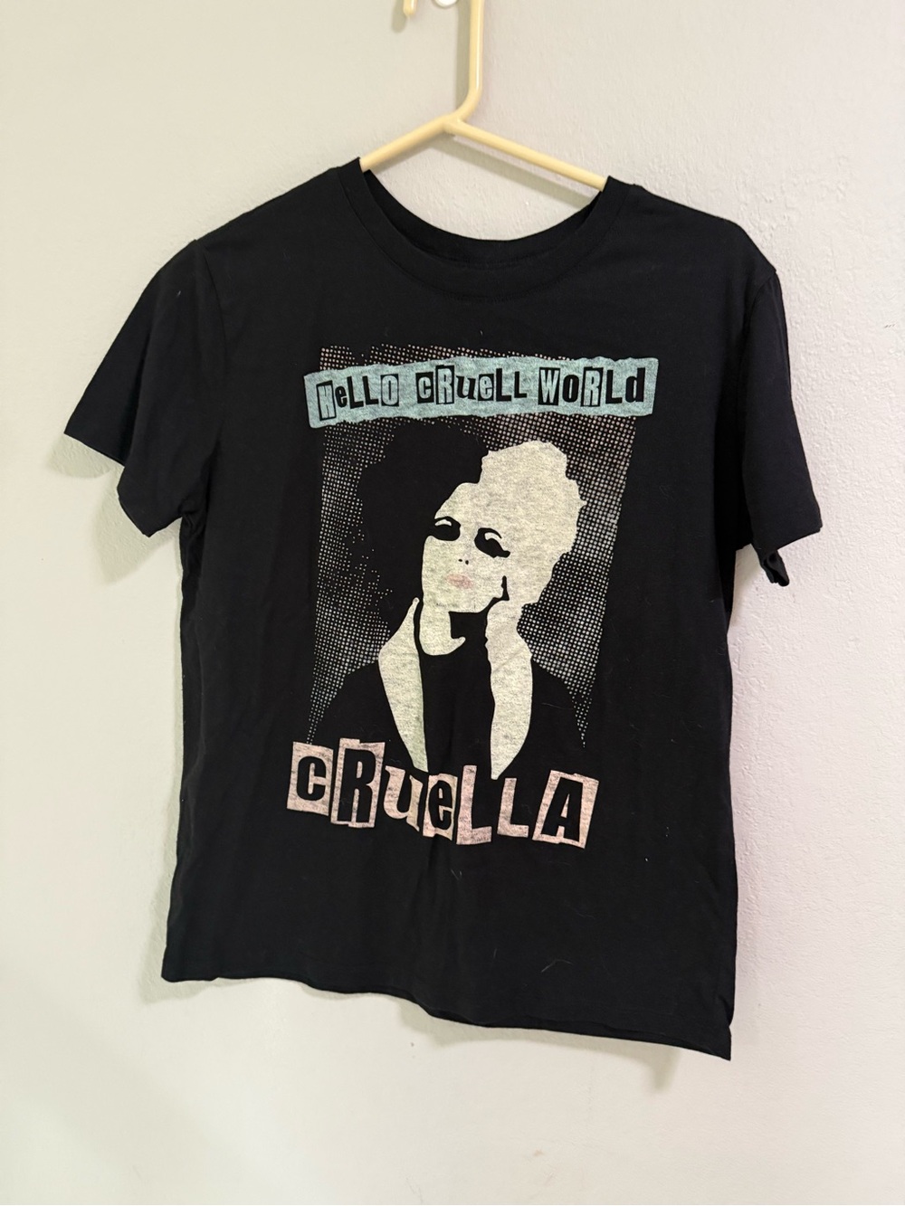 Disney Cruella Graphic Tee Black Short Sleeve Shirt Women’s M